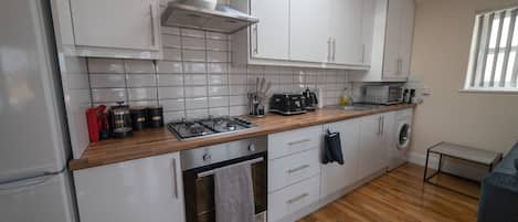 Appartement Luxe | Cuisine privée | Grand réfrigérateur, micro-ondes, four, plaque de cuisson