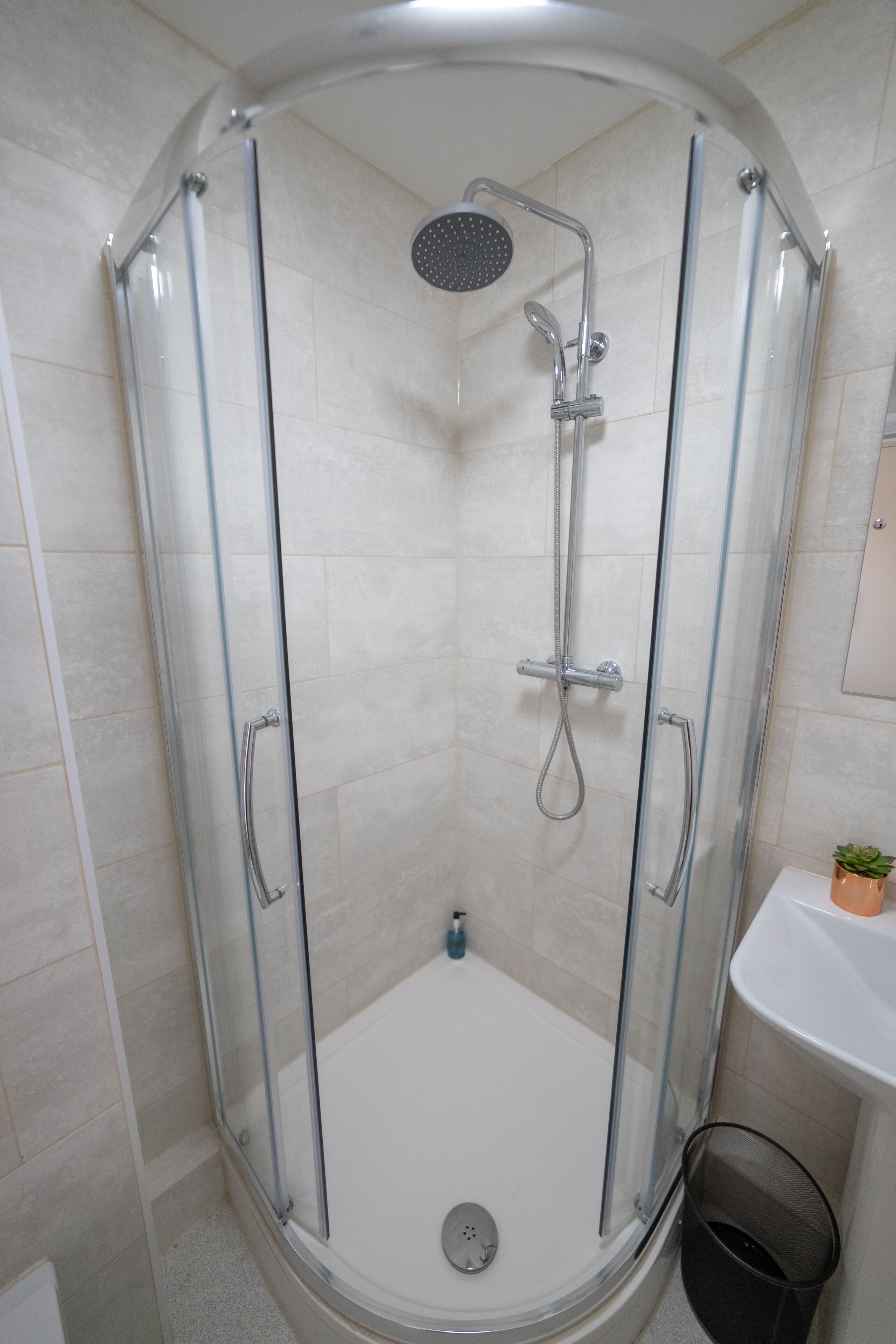 Luxury Apartment | Bathroom | Shower, towels, shampoo