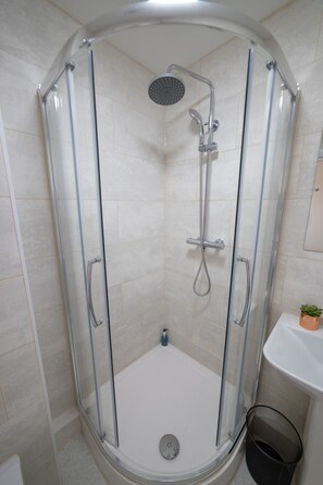 Luxury Apartment | Bathroom - The Coach House by Riis Property (Staines)
