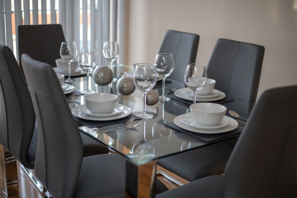 Luxury-Apartment | Essbereich im Zimmer