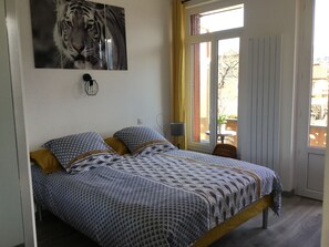 1 slaapkamer, een strijkplank/strijkijzer, wifi, beddengoed