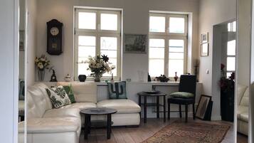 Fernseher, Kamin, Bücher