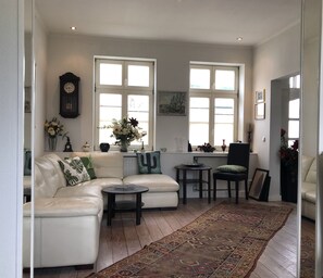 Fernseher, Kamin, Bücher
