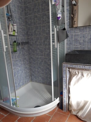Douche, sèche-cheveux, serviettes fournies, papier toilette