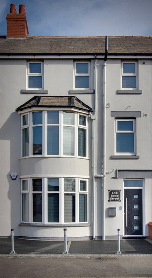 Apartment | Exterior - 2 Bedrooms Sleeps 6 Near Top Blackpool Attractions (Blackpool)