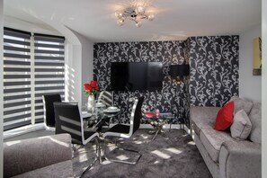 Living room - 2 Bedrooms Sleeps 6 Near Top Blackpool Attractions (Blackpool)