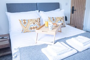 Deluxe King Room (room 12) | Soundproofing, iron/ironing board, free WiFi, bed sheets - Arbury Manor (Cambridge)