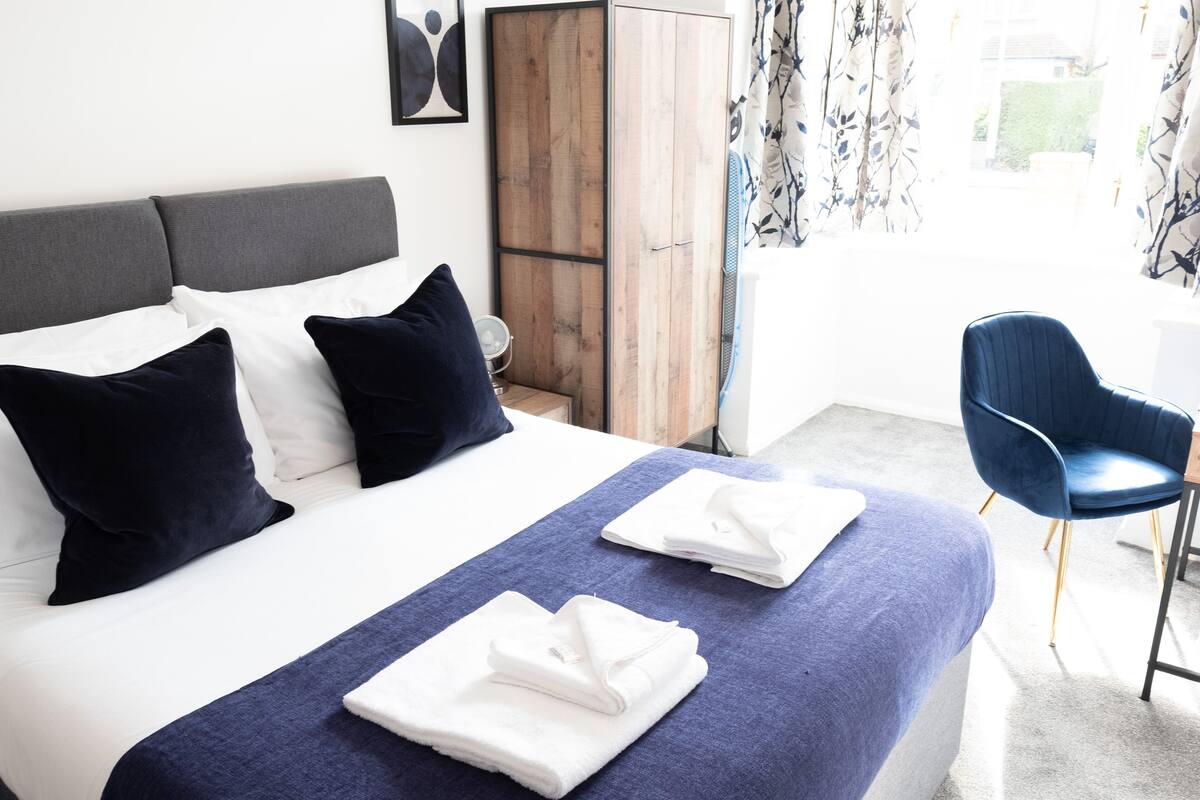 Deluxe Double Room (room 5) | Soundproofing, iron/ironing board (on request), WiFi (free), bed sheets