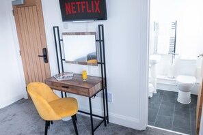 Suihku, ilmaiset hygieniatuotteet, hiustenkuivaaja, pyyhkeet