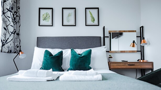 Deluxe Double Room (room 10) | Soundproofing, iron/ironing board (on request), WiFi (free), bed sheets - Arbury Manor (Cambridge)
