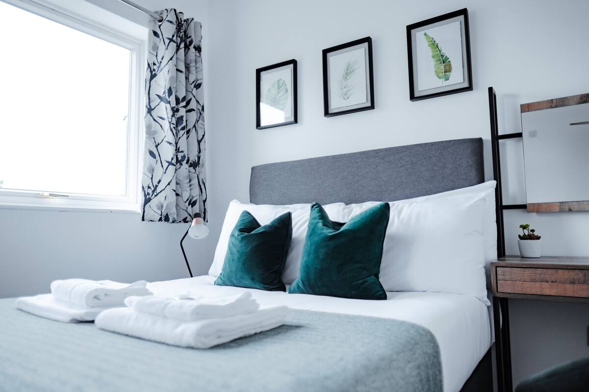 Deluxe Double Room (room 10) | Soundproofing, iron/ironing board (on request), WiFi (free), bed sheets