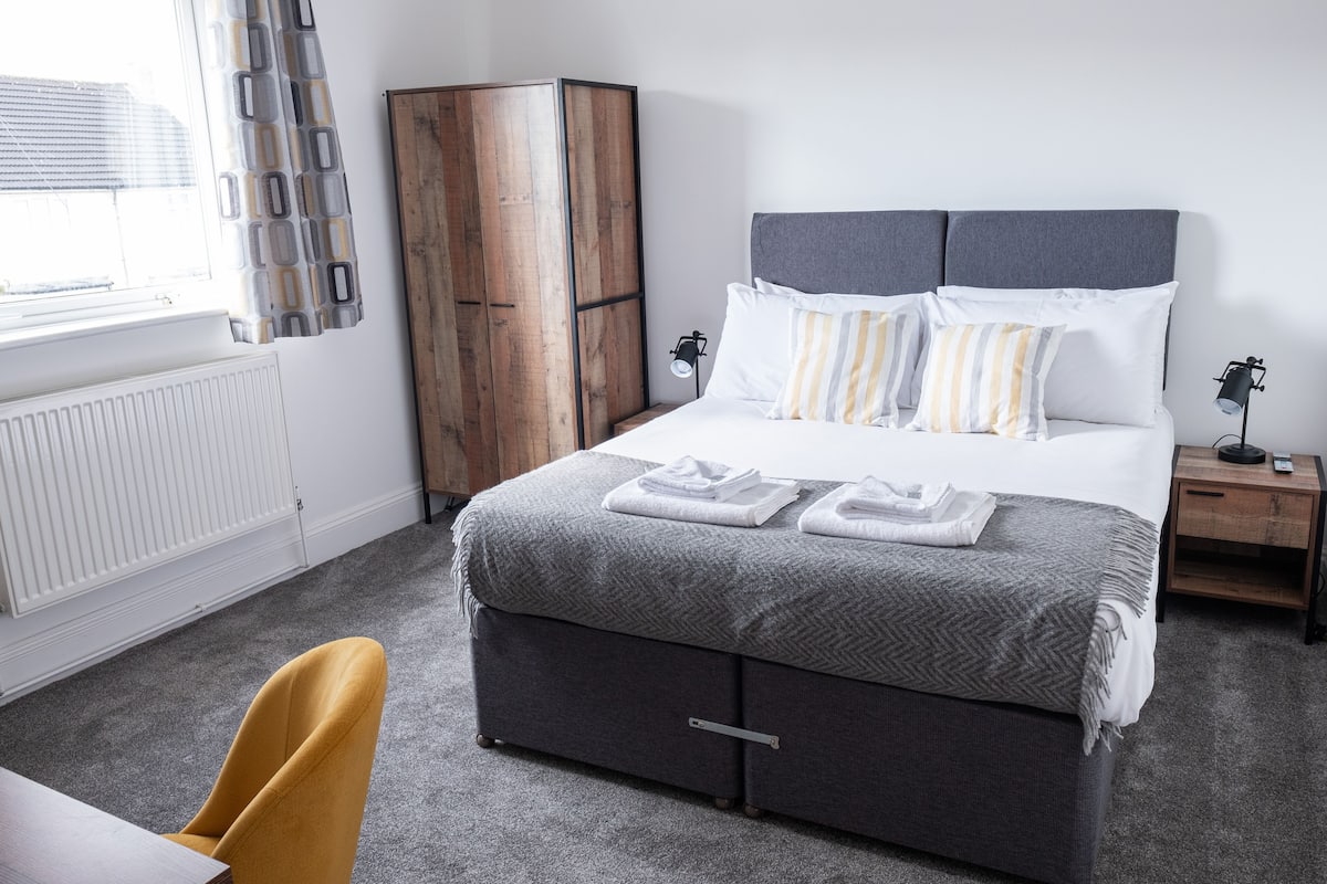 Deluxe tweepersoonskamer (room 4) | Geluiddichte muren, een strijkplank/strijkijzer, gratis wifi, beddengoed
