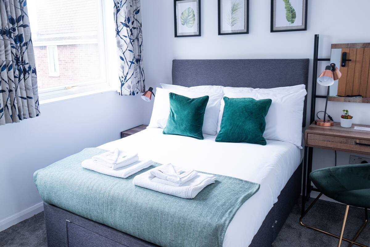 Deluxe King Room (room 11) | Soundproofing, iron/ironing board (on request), WiFi (free), bed sheets