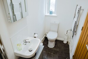 Deluxe Double Room (room 10) | Bathroom | Shower, free toiletries, hair dryer, towels - Arbury Manor (Cambridge)