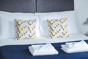 Deluxe Triple Room (room 9) | Soundproofing, iron/ironing board, free WiFi, bed sheets - Arbury Manor (Cambridge)