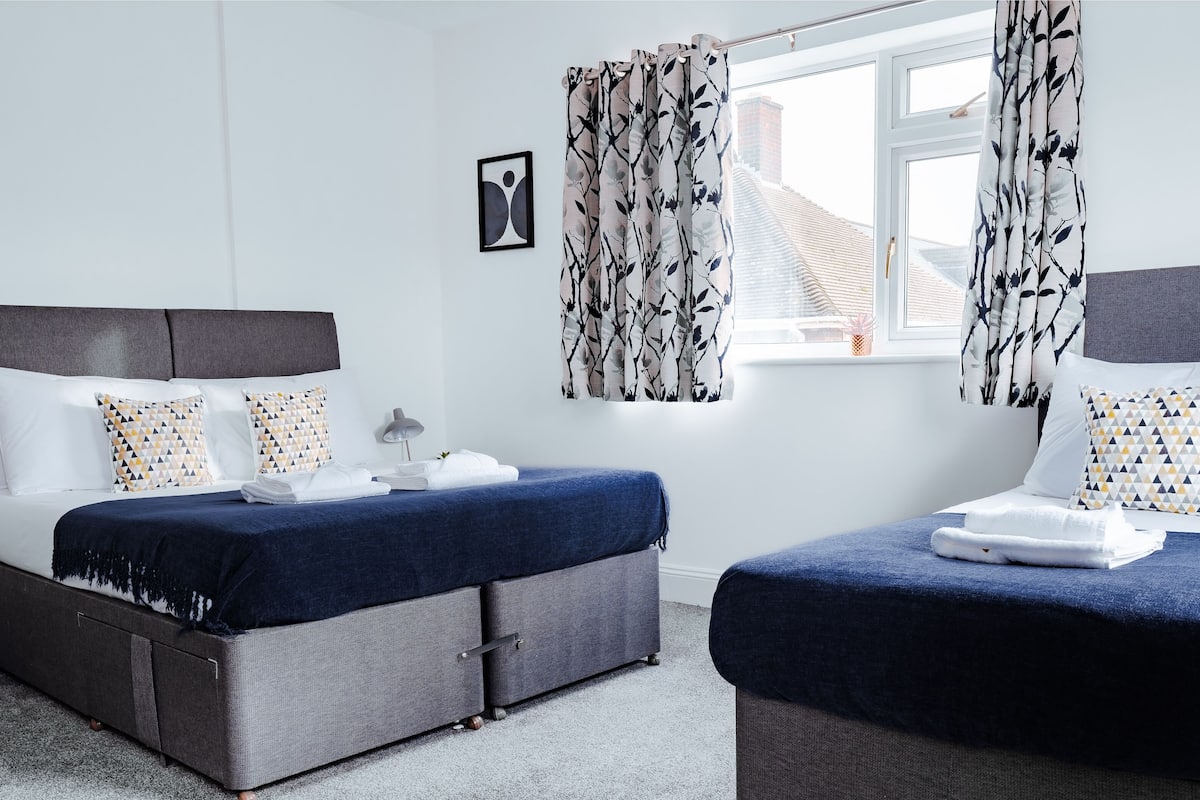Deluxe driepersoonskamer (room 9) | Geluiddichte muren, een strijkplank/strijkijzer, gratis wifi, beddengoed