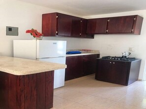 Kühlschrank, Wasserkocher mit Kaffee-/Teezubehör