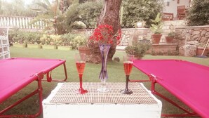 A white outdoor table with two red tables on either side, set on a woven mat. - two-room apartment with veranda (NOTO)