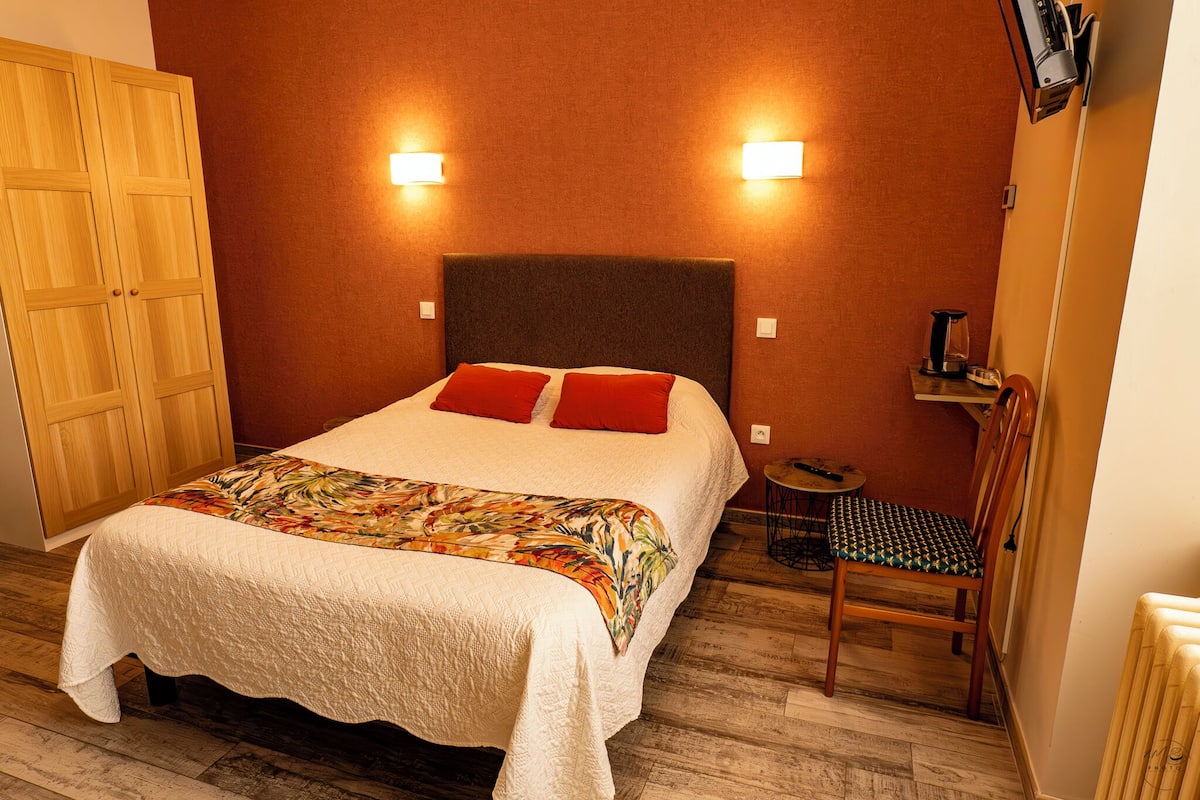 Premium bedding, individually decorated, individually furnished, desk