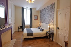 商务双人房 (Saint Pierre) | 高档床上用品、特色装修、特色家居、  办公桌