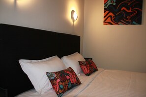 Comfort Room (Confluence) | Premium bedding, individually decorated, individually furnished, desk - La Maison Duffour (Tonneins)