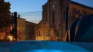Una piscina con vista a un edificio histórico al fondo.