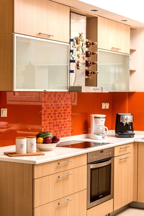 Kjøleskap, ovn, kaffetrakter/tekoker og vannkoker