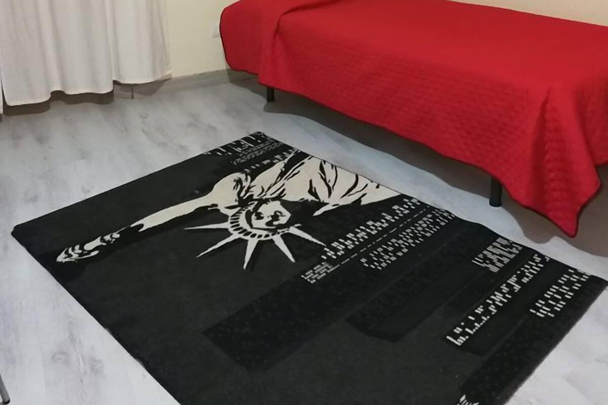 Habitación individual, baño compartido | Decoración personalizada, muebles diferentes, escritorio y wifi gratis