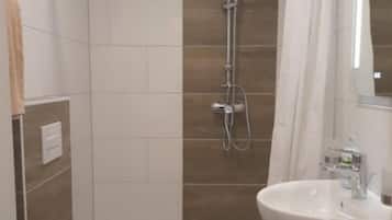 Familienapartment | Badezimmer | Dusche, Handtücher