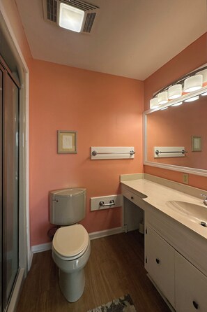 Ein Badezimmer mit Toilette, Waschbecken und Spiegel.