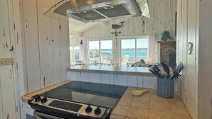 Una cocina con estufa, horno y campana de acero inoxidable.