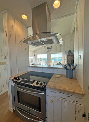 Private kitchen - Anderson's Landing - Walk to Beach (Channelfront) in Garden City Beach (Garden City)