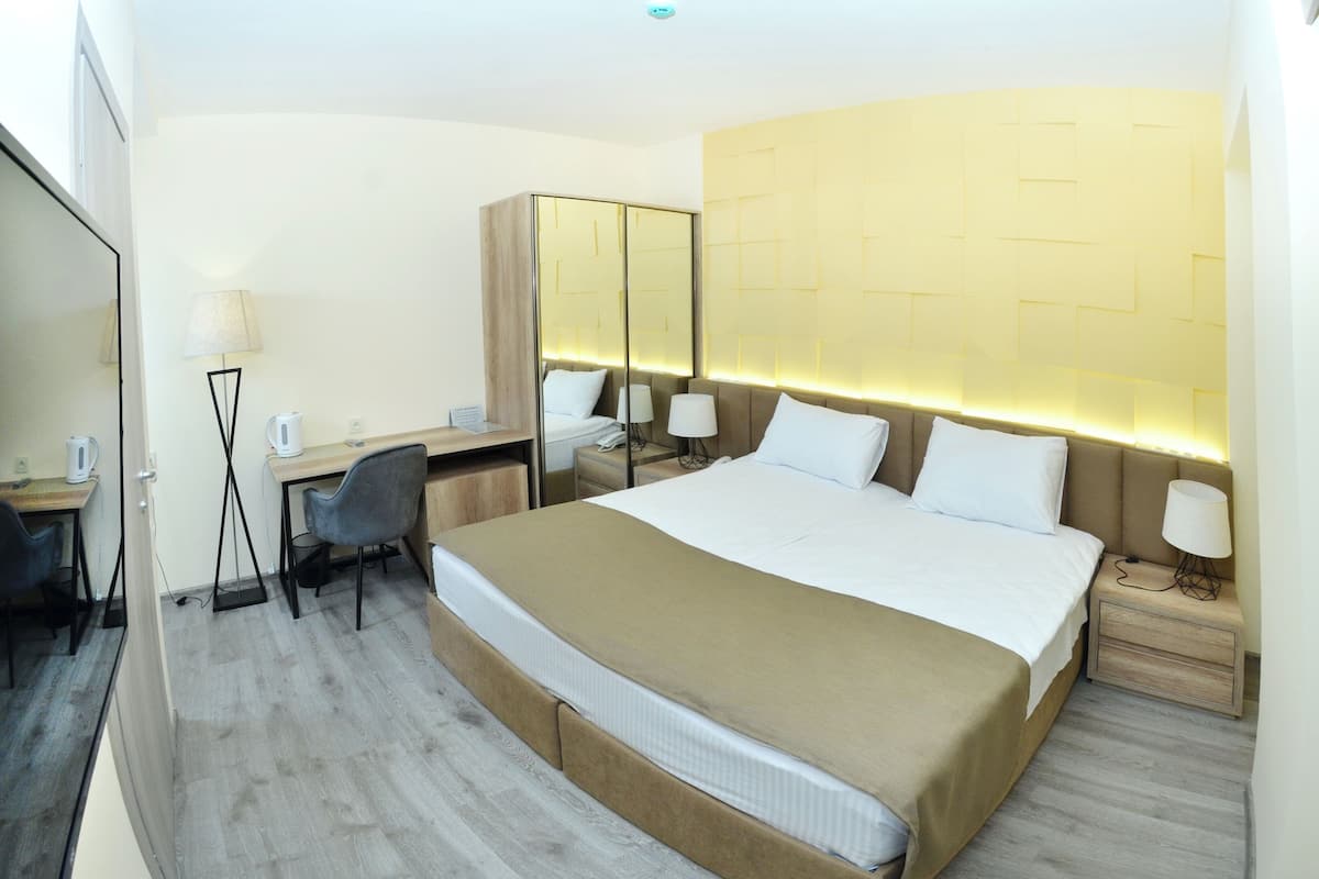 Habitación estándar con 1 cama matrimonial o 2 individuales | Tabla de planchar con plancha y wifi gratis