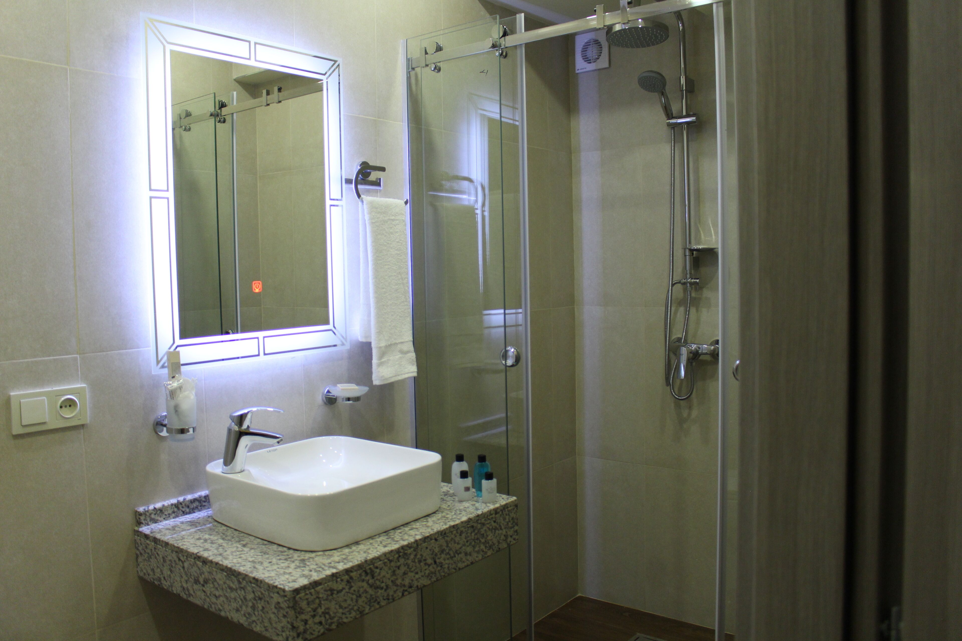 Standaard kamer, 1 twee- of 2 eenpersoonsbedden | Badkamer | Een douche, een haardroger, pantoffels, handdoeken