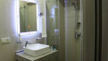 Standaard kamer, 1 twee- of 2 eenpersoonsbedden | Badkamer | Een douche, een haardroger, pantoffels, handdoeken