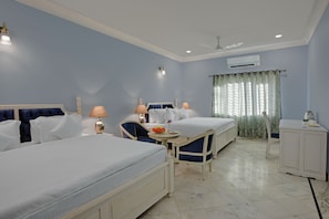 Quarto família, 2 camas de casal | Escrivaninha, Wi-Fi de cortesia