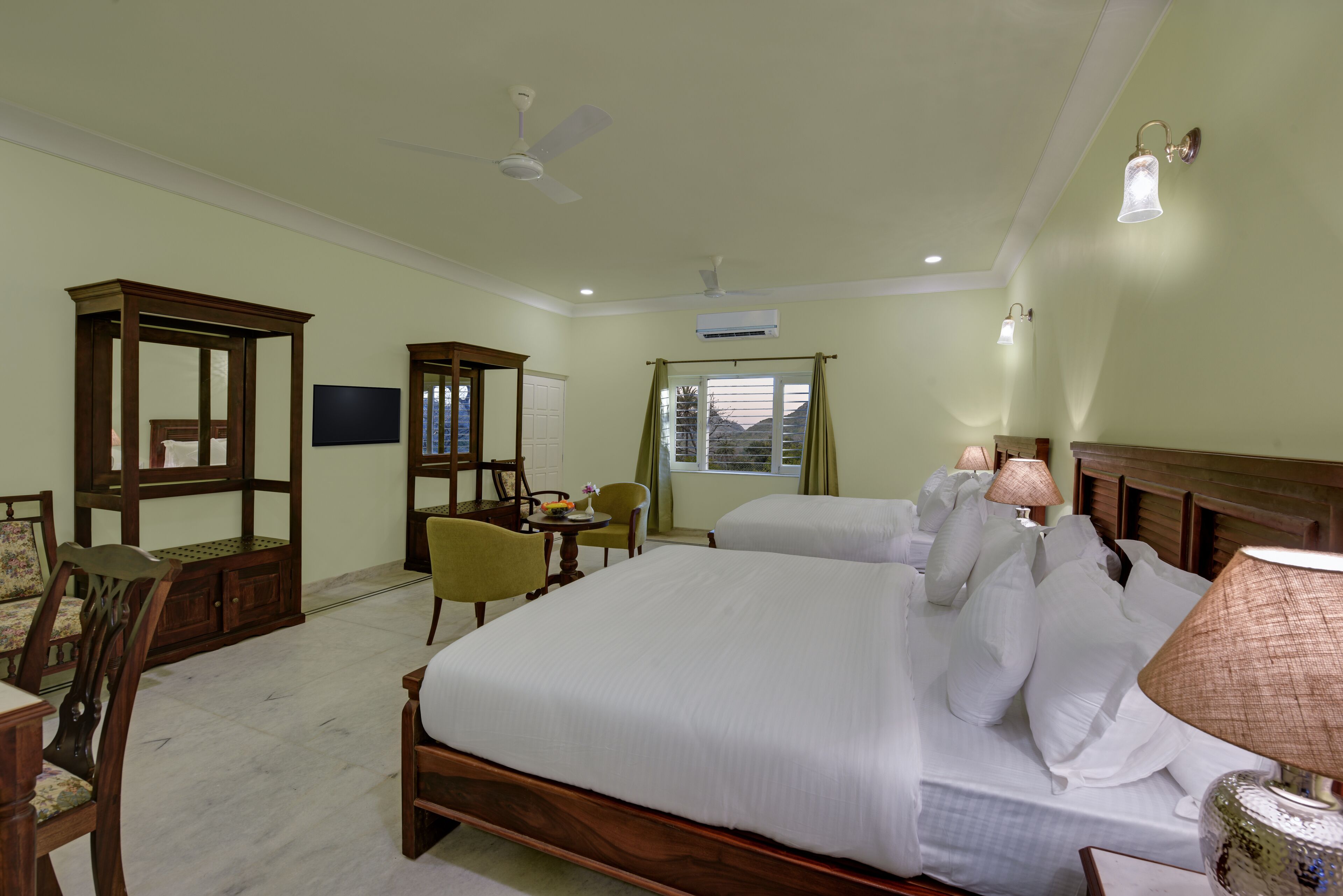 办公桌、免费 WiFi