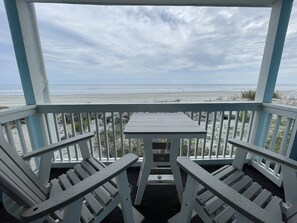 Outdoor dining - Beach House 106 - Oceanfront in Garden City Beach (Garden City)