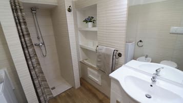 Casa, 2 camere da letto, balcone, vista città | Doccia