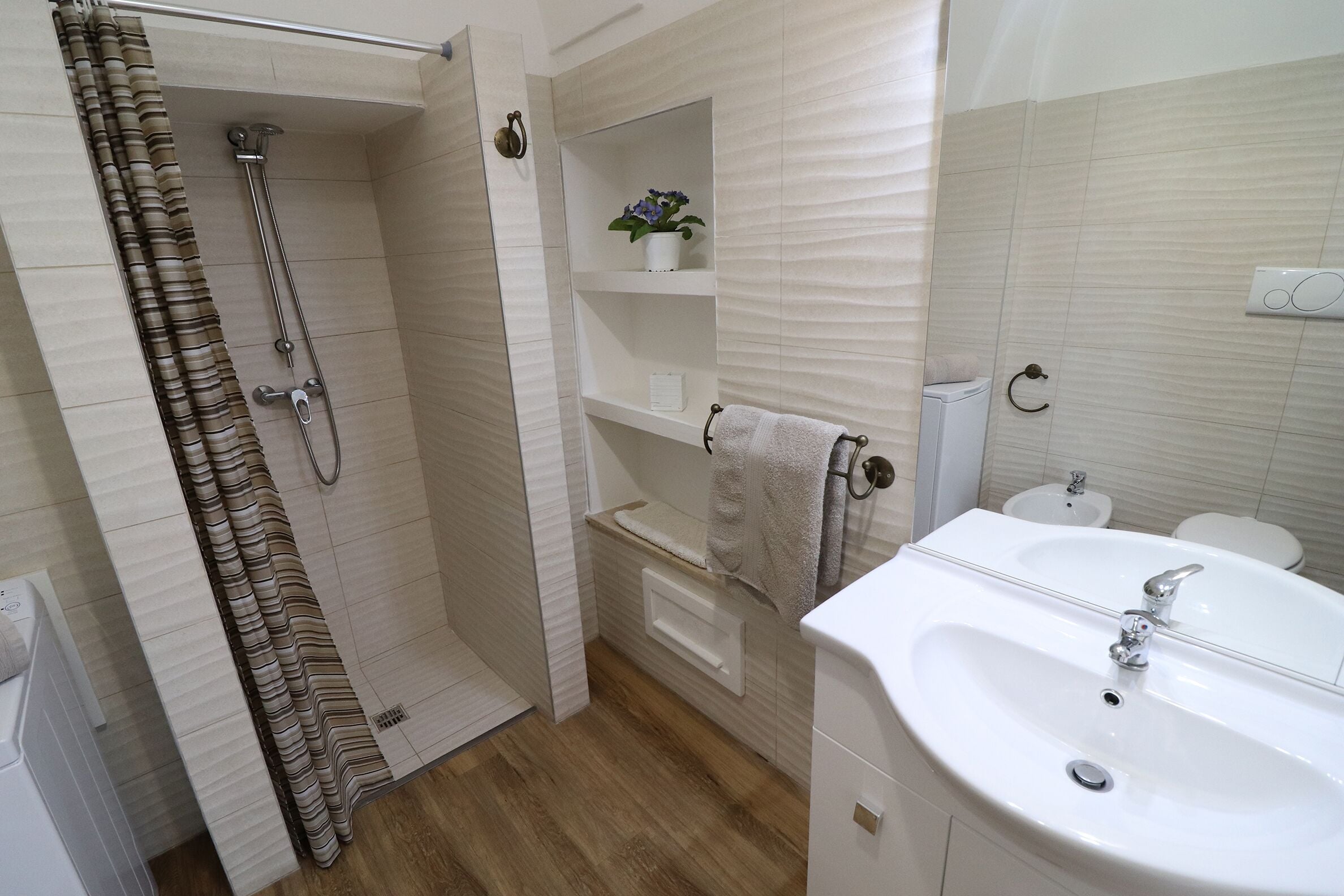 House, 2 Bedrooms, Balcony, City View | Bathroom shower