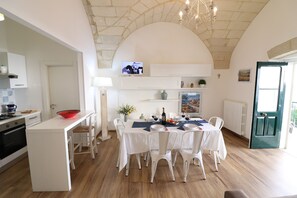 Casa, 2 habitaciones, balcón, vista a la ciudad | Restaurantes