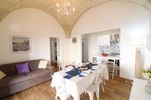 House, 2 Bedrooms, Balcony, City View | Dining