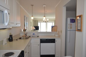 Private kitchen - Waterforde 302 - Ocean Front in Garden City Beach, SC (Garden City)