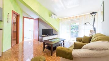 Apartamento standard | Área de estar | TV de tela plana