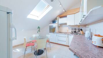 Apartamento standard | Cozinha privada | Geladeira, cooktop, lava-louças, cafeteira/chaleira