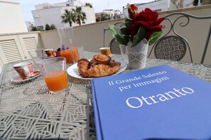 Ferienhaus, 2 Schlafzimmer, Balkon, Gartenblick | Speisen im Freien