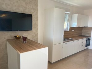 Departamento Deluxe | Cocina privada | Refrigerador, horno, parrilla de estufa y lavavajillas