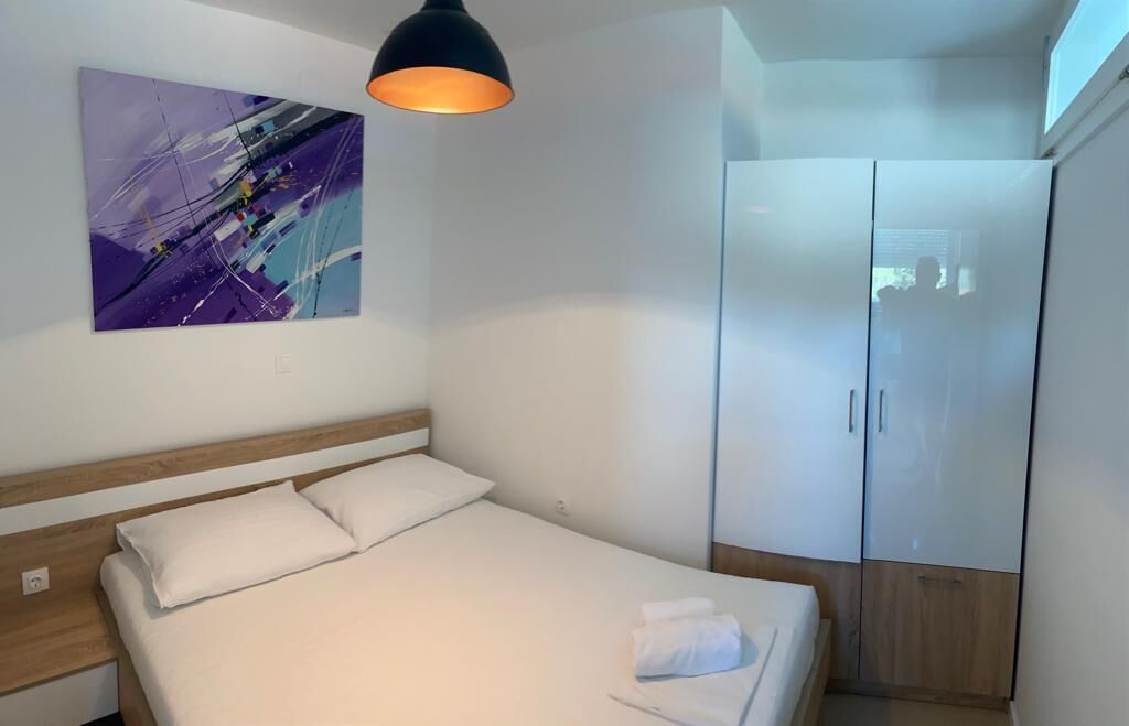 Tabla de planchar con plancha, wifi gratis, ropa de cama
