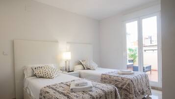 4 habitaciones, tabla de planchar con plancha y cuna de viaje