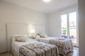 4 slaapkamers, een strijkplank/strijkijzer, reisbedje, gratis wifi